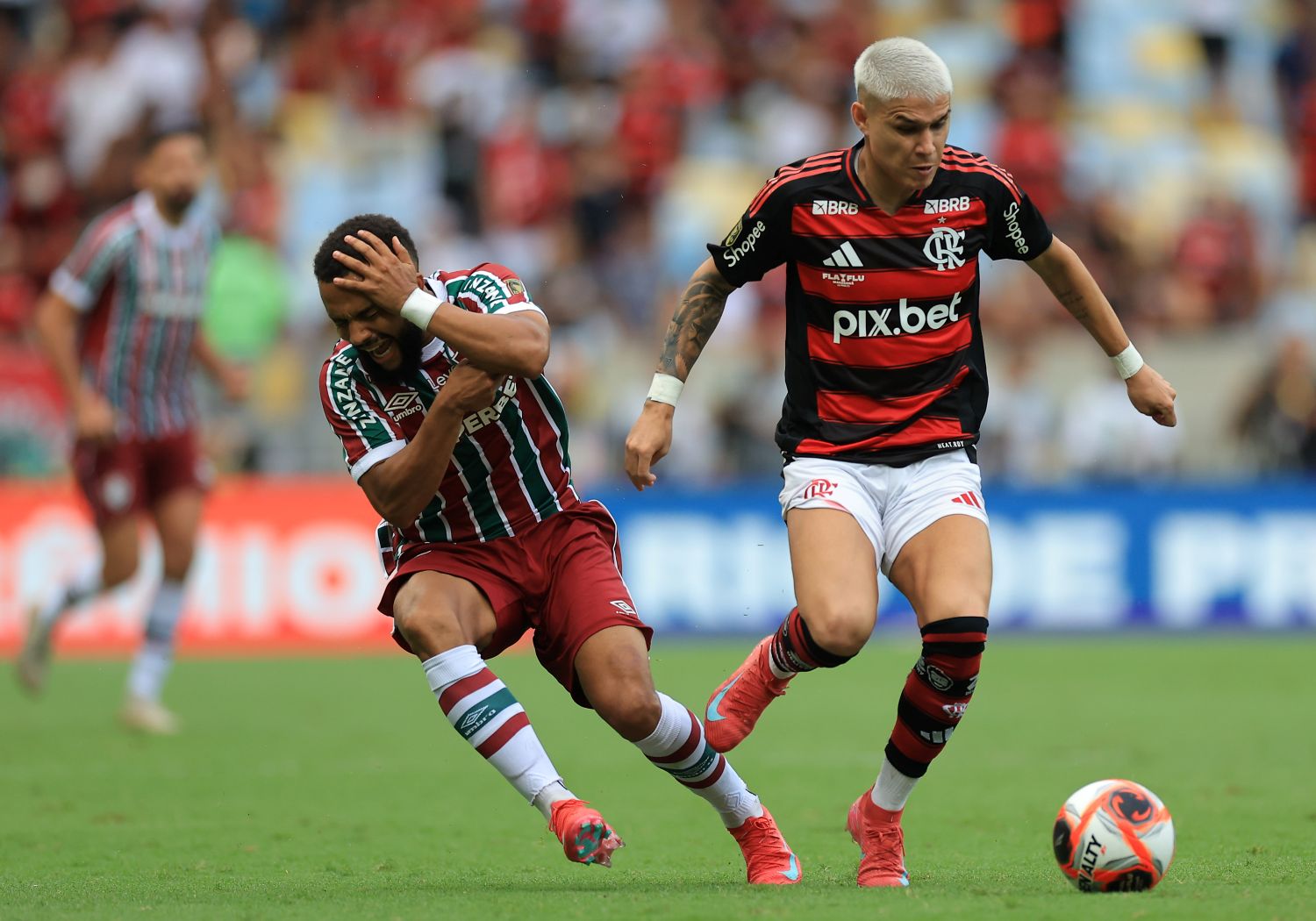 RIO DE JANEIRO, BRAZIL - MARCH 16: Luiz Araujo of Flamengo fights for the ball with Samuel Xavier of Fluminense during a Campeonato Carioca 2025 final match between Flamengo and Fluminense at Maracana Stadium on March 16, 2025 in Rio de Janeiro, Brazil. (Photo by Buda Mendes/Getty Images)