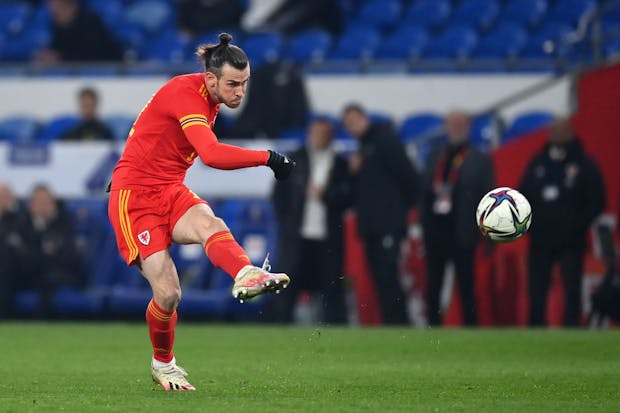 Gareth Bale of Wales scores his team's first goal during the international friendly match against the Czech Republic on March 29, 2022 (by Dan Mullan/Getty Images)