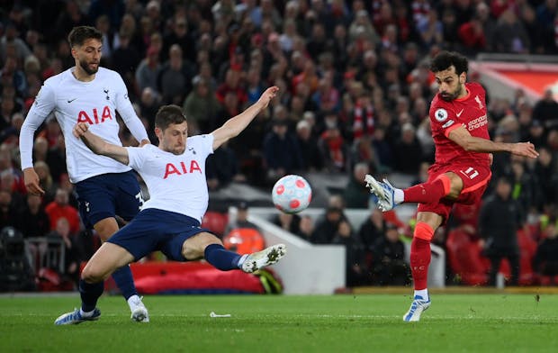 Mohamed Salah of Liverpool shoots under pressure from Ben Davies of Tottenham Hotspur during the Premier League match on May 7, 2022 (by Laurence Griffiths/Getty Images)