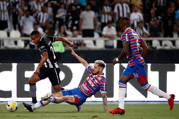 Victor Sá (L) of Botafogo competes for the ball with Lucas Crispim (C) of Fortaleza during a Campeonato Brasileirão Série A match on May 15, 2022 (by Buda Mendes/Getty Images)