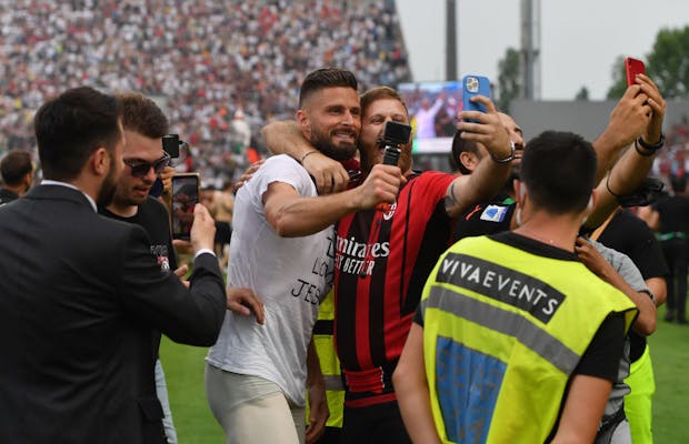Olivier Giroud of AC Milan celebrates winning the Serie A title with fans following victory in the match at US Sassuolo on May 22, 2022 (by Chris Ricco/Getty Images)