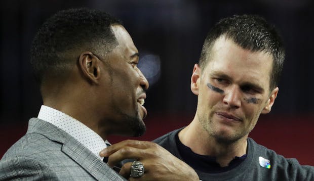 Michael Strahan (l) and Tom Brady. (Getty Images)