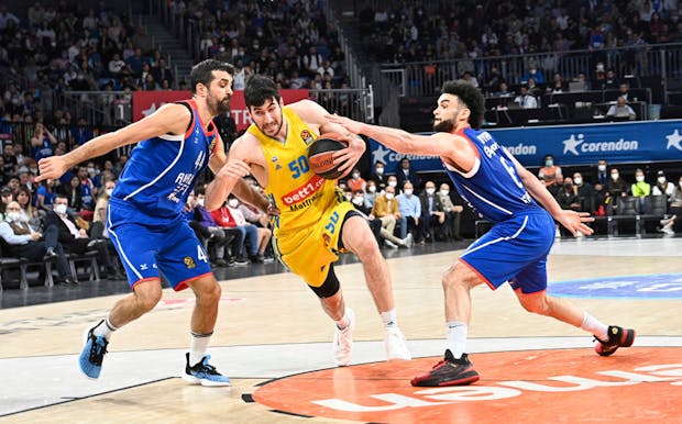 Yovel Zoosman (C)  of Alba Berlin in action during the EuroLeague regular season match against Anadolu Efes Istanbul on April 1, 2022 (by Seskim Photo/MB Media/Getty Images)