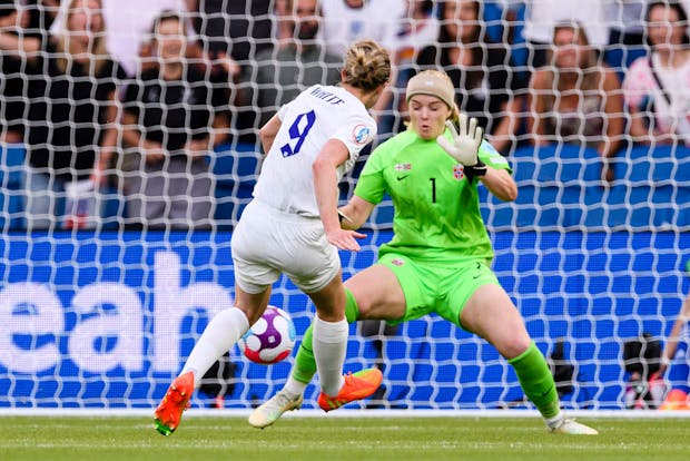 Ellen White of England shoots during UEFA Women's Euro 2022 match against Norway in Brighton (Photo by Marcio Machado/Eurasia Sport Images/Getty Images)