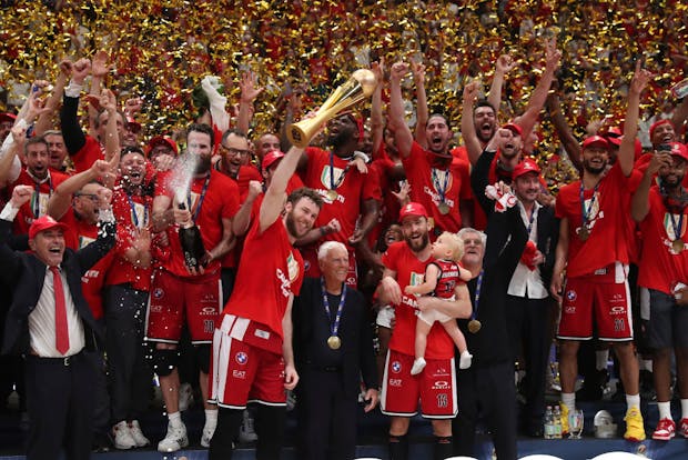 AX Armani Exchange Olimpia Milano celebrate after Serie A playoffs win on June 18, 2022 (by Giuseppe Cottini/Getty Images)