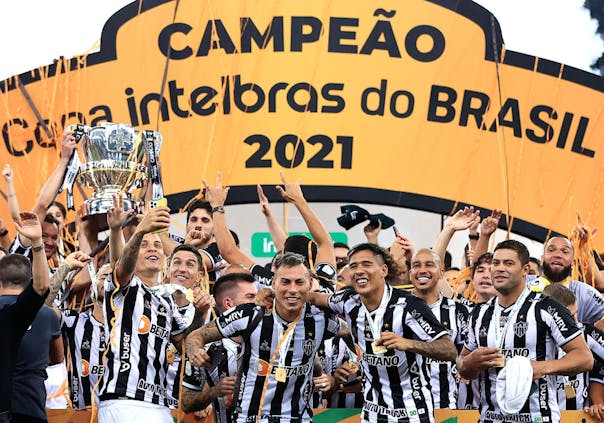 Players of Atletico Mineiro celebrate after winning the 2021 Copa do Brasil (by Buda Mendes/Getty Images)