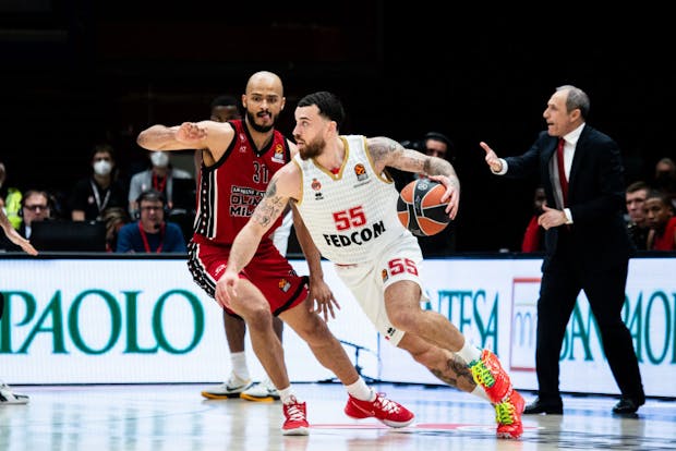 Mike James of AS Monaco (R) in action during EuroLeague regular season on March 31, 2022 (by Roberto Finizio/Getty Images)