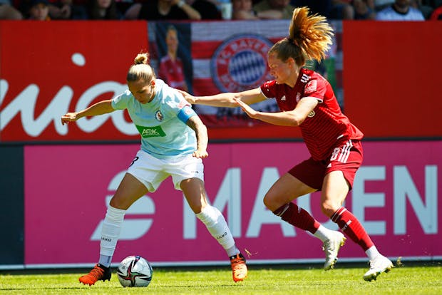 Isobal Kerschowski of Turbine Potsdam and Maximiliane Rall of FC Bayern Muenchen in action during a Frauen-Bundesliga match on May 15, 2022 (by Mark Wieland/Getty Images)
