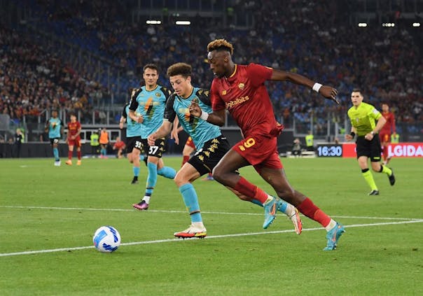 Tammy Abraham of AS Roma fights for the ball with Ethan Ampadu of Venezia FC during the Serie A match on May 14, 2022 (by Silvia Lore/Getty Images)