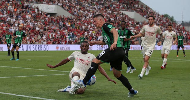 Pierre Kalulu of AC Milan blocks a cross from Giacomo Raspadori of US Sassuolo (Photo by Jonathan Moscrop/Getty Images)