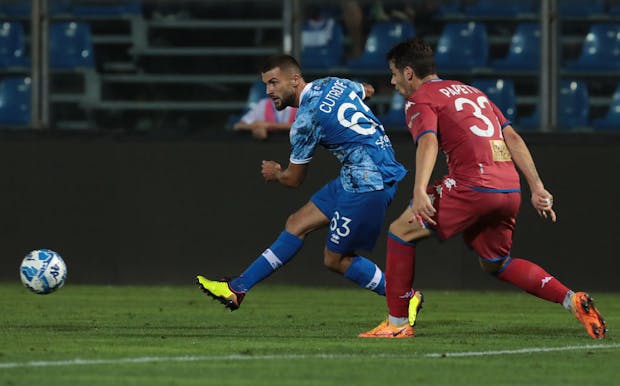 Patrick Cutrone of Como 1907 is challenged by Andrea Papetti of Brescia Calcio during the Serie B match on August 29, 2022 (by Emilio Andreoli/Getty Images)
