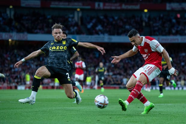 Polish international Matty Cash of Aston Villa and Gabriel Martinelli of Arsenal in action during the Premier League match on August 31, 2022 (by Sebastian Frej/MB Media/Getty Images)