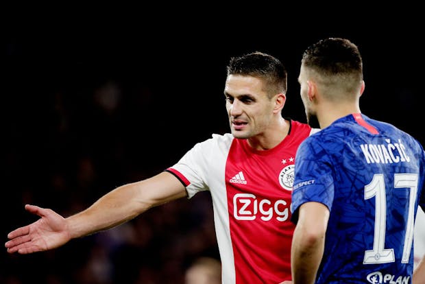 (L-R) Serbian Dusan Tadic of Ajax talks with Croatian Mateo Kovacic of Chelsea during Uefa Champions League  match. (Erwin Spek/Soccrates/Getty Images)