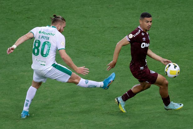 Andre of Fluminense competes for the ball with Isidro Pitta of Juventude (Photo by Buda Mendes/Getty Images)