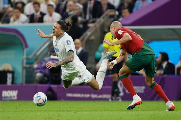 Darwin Nunez of Uruguay and Pepe of Portugal during the Fifa World Cup Group H match on November 28, 2022 (by Richard Sellers/Getty Images)