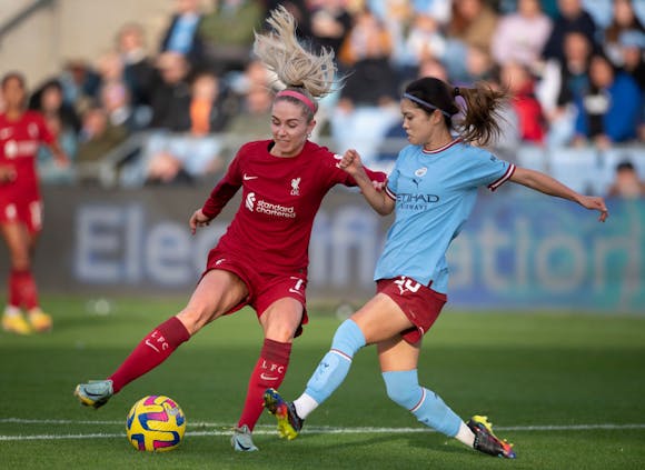 Yui Hasegawa of Manchester City and Missy Bo Kearns of Liverpool in action during WSL match on October 30, 2022 (by Joe Prior/Visionhaus via Getty Images)