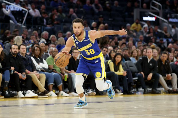 Stephen Curry of the Golden State Warriors dribbles the ball against the Sacramento Kings (Photo by Ezra Shaw/Getty Images)