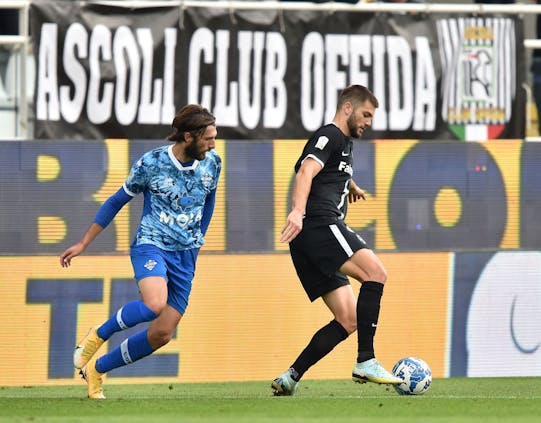 Leonardo Mancuso of Como 1907 and Lorenco Simic of Ascoli 1898 in action during the Serie B match on December 4, 2022 (by Giuseppe Bellini/Getty Images)