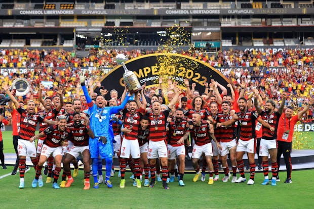 Éverton Ribeiro of Flamengo and teammates lift the trophy after winning the final of the Copa Libertadores (Photo by Buda Mendes/Getty Images)
