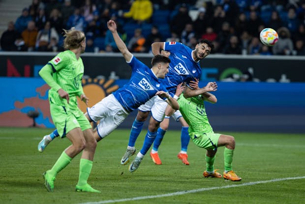 Ozak Kabak of Hoffenheim tries to score with a header during the Bundesliga match against Wolfsburg on November 12, 2022 (by Simon Hofmann/Getty Images)