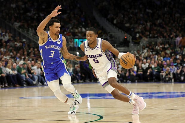 De'Aaron Fox of the Sacramento Kings is defended by George Hill of the Milwaukee Bucks (Photo by Stacy Revere/Getty Images)