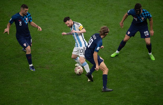 Lionel Messi of Argentina takes on Mateo Kovacic, Borna Sosa and Josko Gvardiol of Croatia on December 13, 2022 (Photo by Visionhaus/Getty Images)