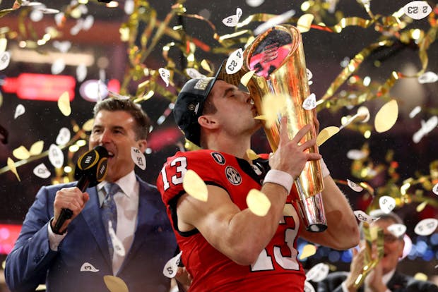 Georgia quarterback Stetson Bennett celebrates by kissing the College Football Playoff National Championship Trophy. (Getty Images)