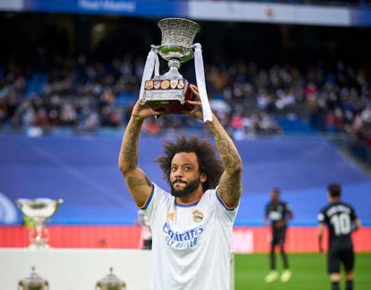 Marcelo shows the Supercopa de Espana trophy to the fans during the LaLiga match between Real Madrid and Elche on January 23, 2022 (by Diego Souto/Quality Sport Images/Getty Images)