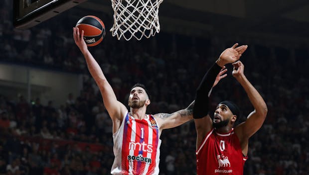 Luca Vildoza of Crvena Zvezda mts Belgrade competes against Brandon Davies of EA7 Emporio Armani Milan (Photo by Nikola Krstic/MB Media/Getty Images)