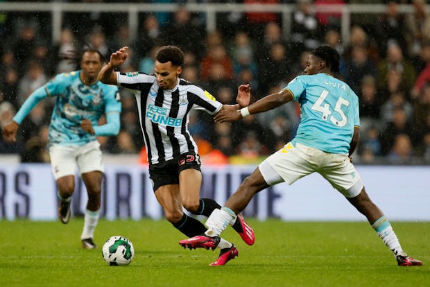 Jacob Murphy of Newcastle United and Romeo Lavia of Southampton in action during the Carabao Cup semi-final second leg match on January 31, 2023 (by Richard Sellers/Getty Images)