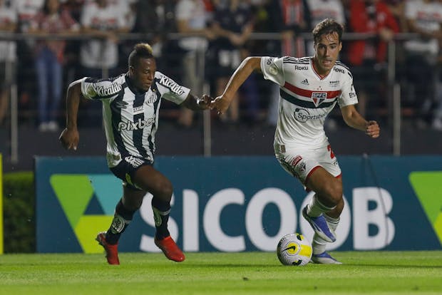 Jhojan Julio of Santos competes for the ball with Igor Gomes of Sao Paulo (Photo by Ricardo Moreira/Getty Images)