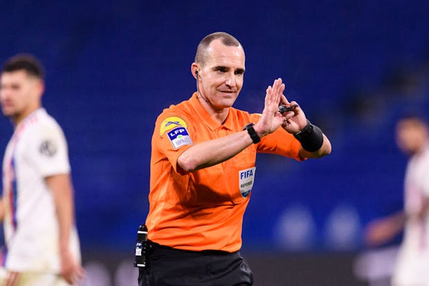 Benoît Millot referees a Ligue 1 match (by Marcio Machado/Eurasia Sport Images/Getty Images)