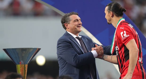 Zlatan Ibrahimovic shakes hands with Luigi De Siervo after Serie A match between US Sassuolo & AC Milan on May 22, 2022 (Photo by Jonathan Moscrop/Getty Images)
