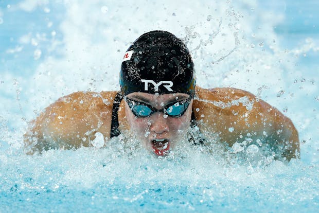 Torri Huske of USA competes in Women's 4x100m Medley Relay Final at 2022 FINA World Short Course Swimming Championship (Photo by Daniel Pockett/Getty Images)