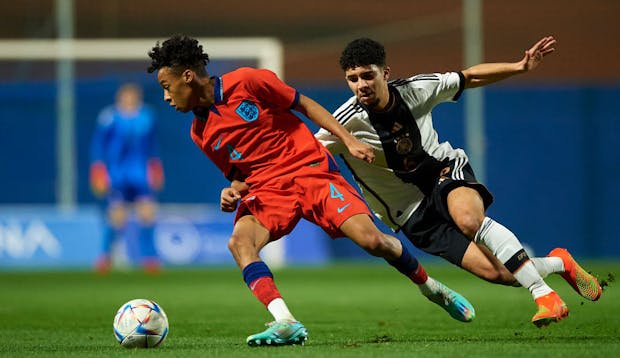 Fayssal Harchaoui of Germany U17 competes for the ball with Kiano Dyer of England U17 (Photo by Silvestre Szpylma/Quality Sport Images/Getty Images)