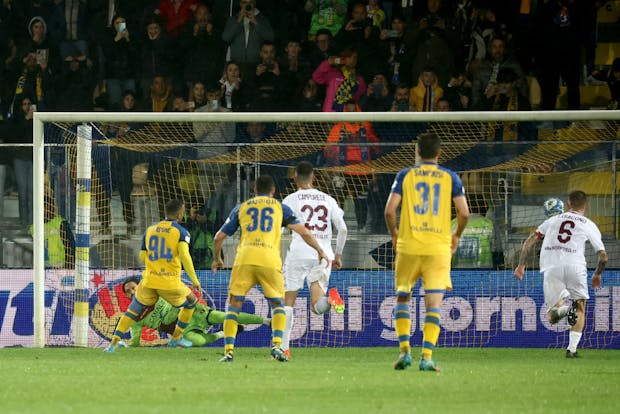 Roberto Insigne of Frosinone scores during the Serie B match against Reggina on May 1, 2023 (by Maurizio Lagana/Getty Images)