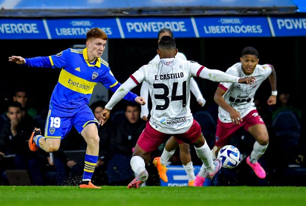 Valentin Barco of Boca Juniors competes for the ball against Edson Castillo of Monagas (Photo by Marcelo Endelli/Getty Images)