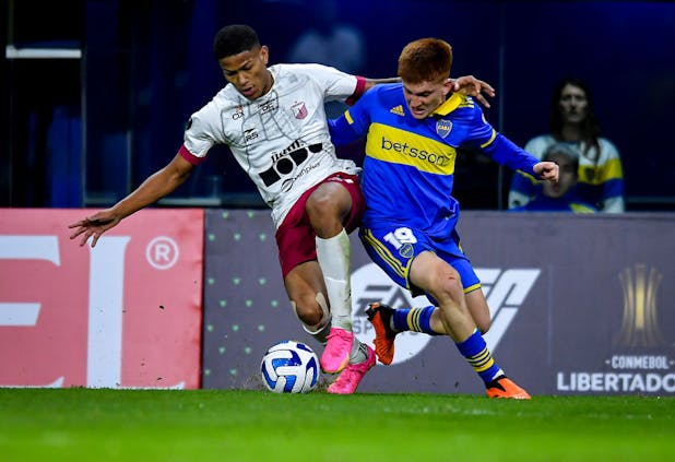 Valentin Barco of Boca Juniors competes for ball with Ivan Anderson of Monagas during Copa Libertadores  match on June 29, 2023 (by Marcelo Endelli/Getty Images)