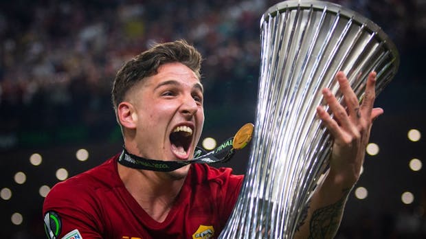 Nicolo Zaniolo of AS Roma celebrates with the Uefa Europa Conference League Trophy on May 25, 2022 in Tirana, Albania. (Photo by Justin Setterfield/Getty Images)