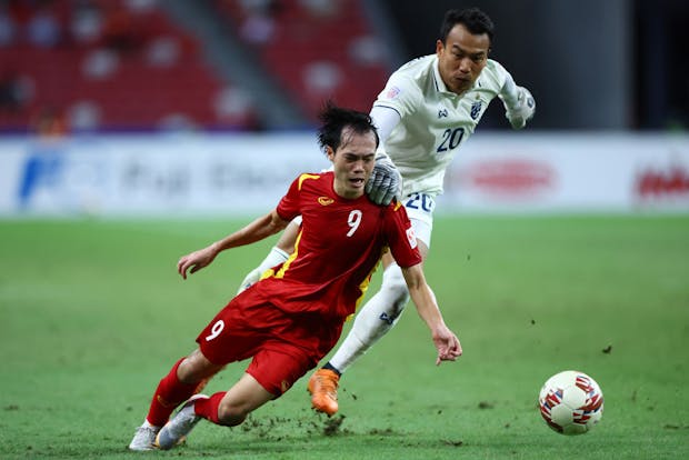 Action from the AFF Suzuki Cup match between Vietnam and Thailand in Singapore. (Photo by Yong Teck Lim/Getty Images)