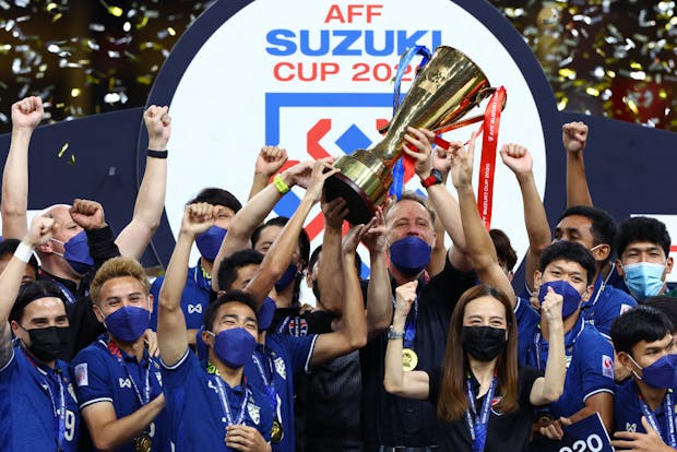 Thailand celebrate with the trophy after winning the AFF Suzuki Cup final against Indonesia on January 1, 2022 (by Yong Teck Lim/Getty Images)