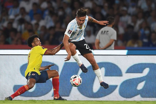 Juan Cuadrado of Colombia competes for the ball with Paulo Dybala of Argentina (Photo by Marcelo Endelli/Getty Images)