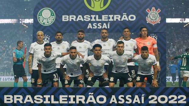 Corinthians pose for photographers before  the match against  Palmeiras on August 13, 2022. (Ricardo Moreira/Getty Images)