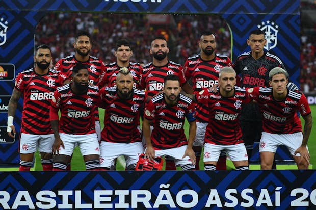 Players of Flamengo pose for a photo before a match against Red Bull Bragantino (Photo by Andre Borges/Getty Images)