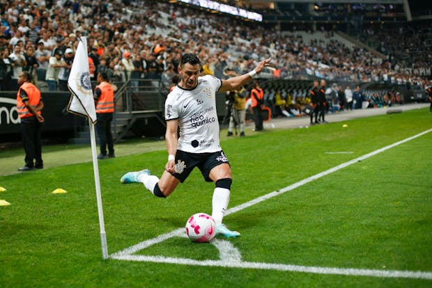 Giuliano of Corinthians takes a corner kick (Photo by Ricardo Moreira/Getty Images)