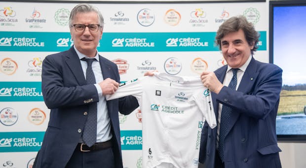  Urbano Cairo (R), chairman of RCS MediaGroup, gives to Giampiero Maioli (L), head of Crédit Agricole Italia, the 'Maglia Bianca' of the Tirreno-Adriatico (Image: RCS Sport) 