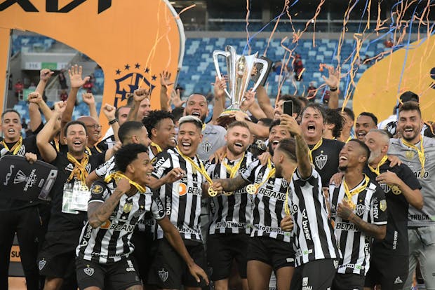 Atletico Mineiro lift the Supercopa do Brasil trophy after winning the 2022 match against Flamengo (by Clever Felix/Getty Images)