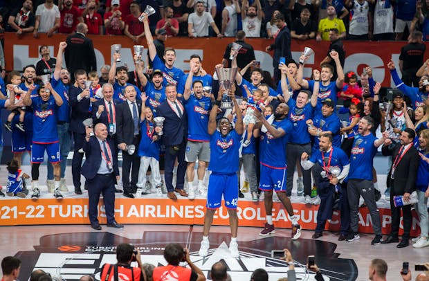 Anadolu Efes Istanbul celebrate victory at the 2022 EuroLeague Final Four in Belgrade (by Nikola Krstic/MB Media/Getty Images)