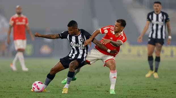 Tche Tche of Botafogo competes for the ball with Alan Patrick of Internacional (Photo by Wagner Meier/Getty Images)