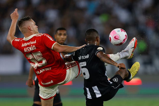 Alemao of Internacional (L) competes for the ball with Tche Tche of Botafogo during a Serie A match on October 16, 2022 (by Wagner Meier/Getty Images)